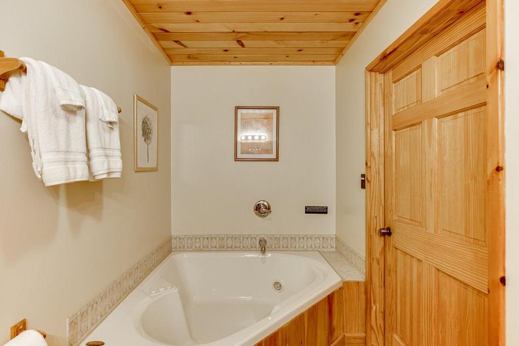 קליבלנד Cabin With Jacuzzi & Hydrotherapy Spanear Helen מראה חיצוני תמונה