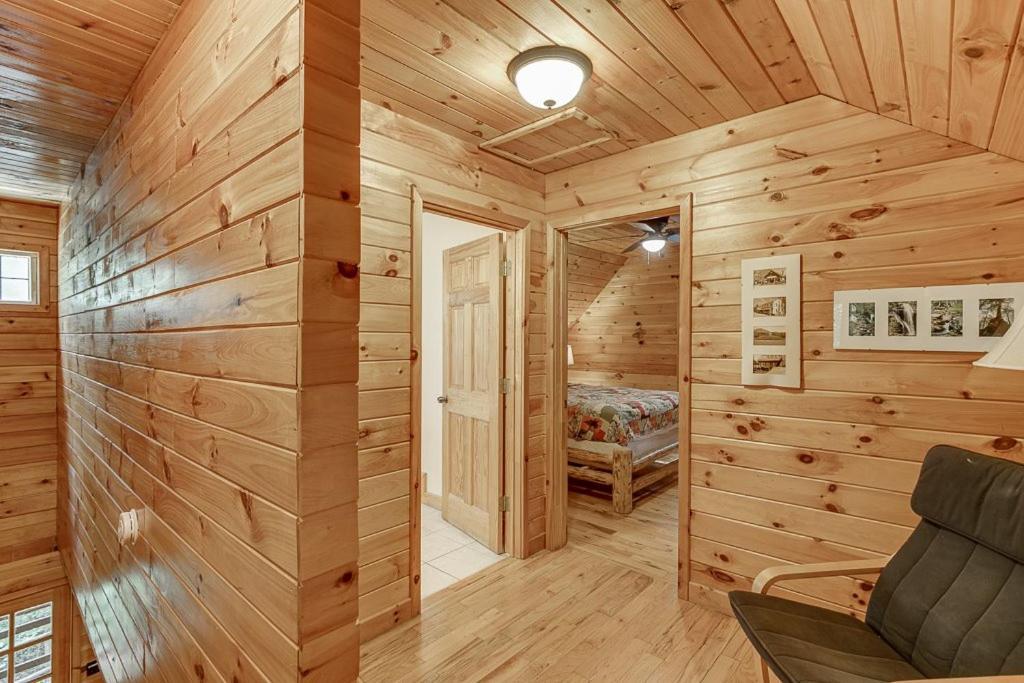 קליבלנד Cabin With Jacuzzi & Hydrotherapy Spanear Helen מראה חיצוני תמונה